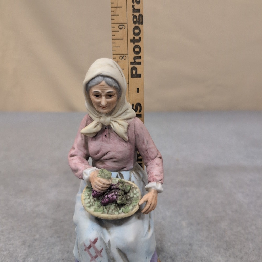 Homco 1433 Porcelain Figurine Old Woman with Grape Basket Matte Bisque Taiwan - Picture 3 of 6